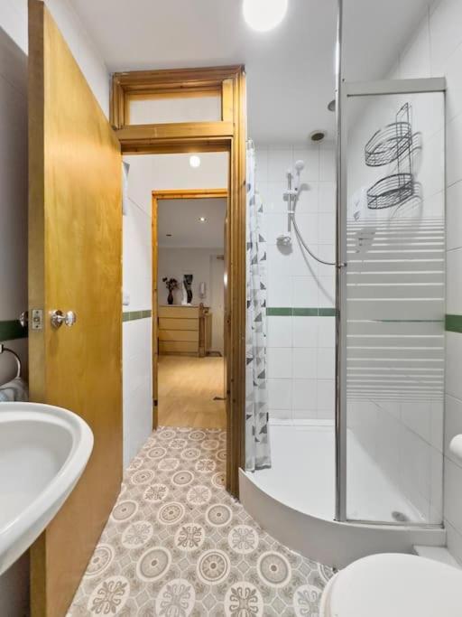 Quaint Flat In Harrow