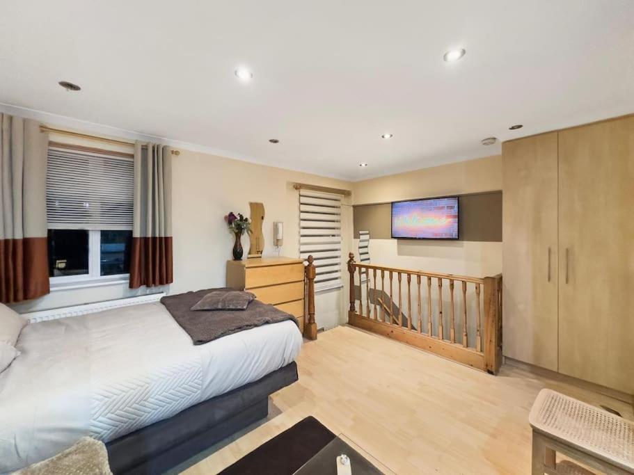 Quaint Flat In Harrow