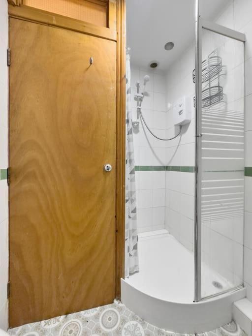 Quaint Flat In Harrow Apartment