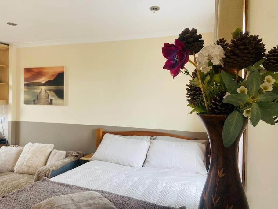 Quaint Flat In Harrow Apartment